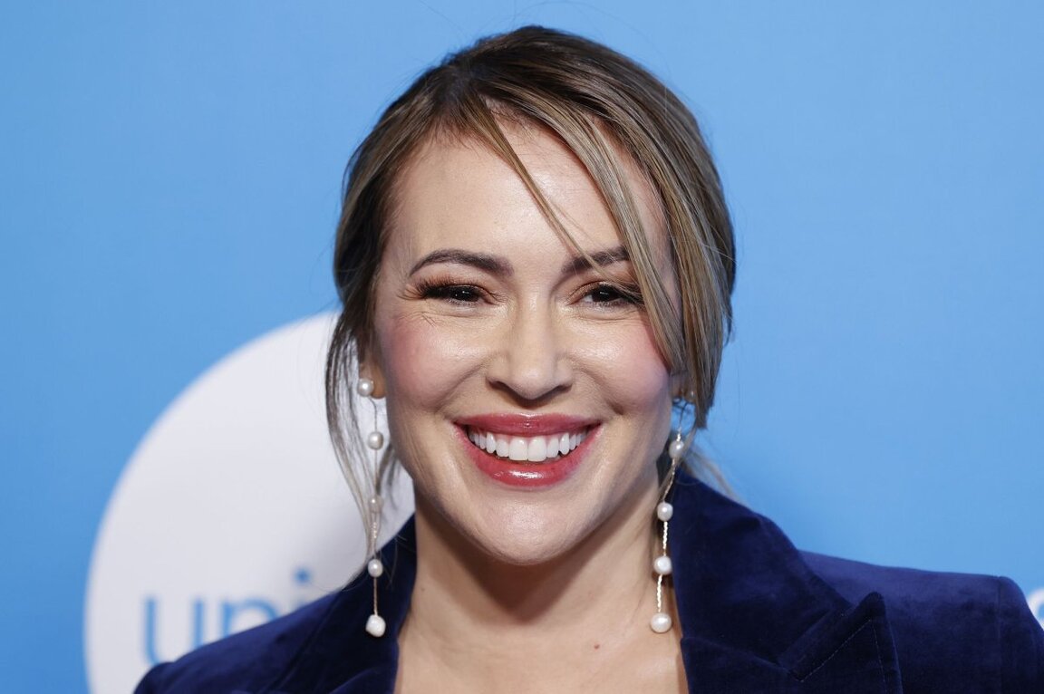 Alyssa Milano’s No Make-Up Look on Her 52nd Birthday